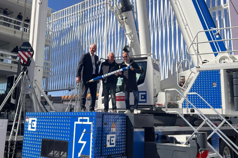 Stijn en Toon Haegens op Liebherr LTM 1150-5.4E op Bauma beurs