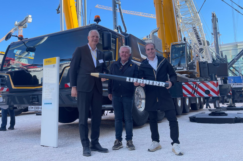 Stijn en Toon Haegens bij Liebherr LTM 1300-6.4 op Bauma beurs